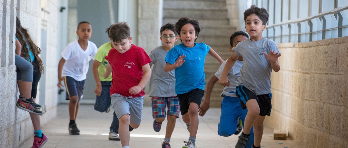 enfants courent